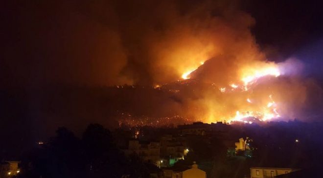 Incendi in Sicilia: territorio fragile, mobilità interrotta e una crisi che si ripete ogni estate