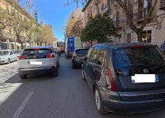 Corso Calatafimi, un mese dopo: la sosta selvaggia continua. E la “sicurezza” resta solo uno slogan