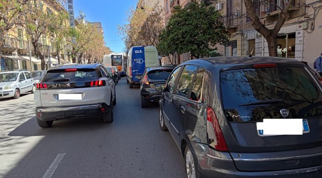 Corso Calatafimi, un mese dopo: la sosta selvaggia continua. E la “sicurezza” resta solo uno slogan