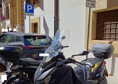 Legalità dentro il palazzo, sosta selvaggia fuori: il paradosso di Palazzo Palagonia