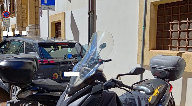 Legalità dentro il palazzo, sosta selvaggia fuori: il paradosso di Palazzo Palagonia