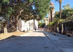 Via Benedettini: lavori conclusi, area pedonale fantasma e l’invasione degli scooter “di passaggio”