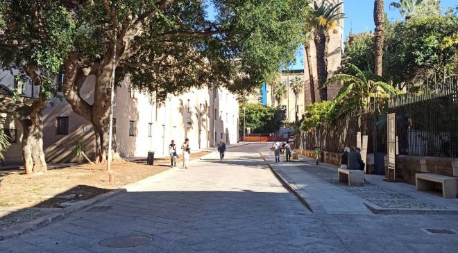 Via Benedettini: lavori conclusi, area pedonale fantasma e l’invasione degli scooter “di passaggio”