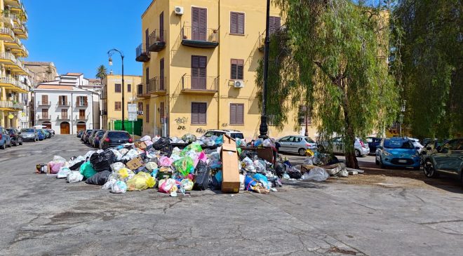 Ballarò e la “differenziata che non c’è”: carrellati ovunque, rifiuti ovunque