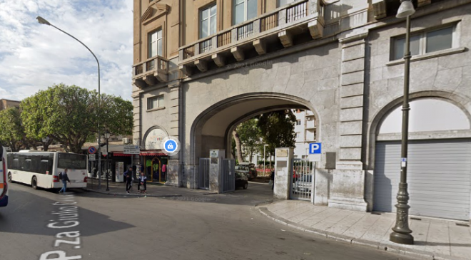 Parcheggio piazza Giulio Cesare, il Comune chiude di notte: troppi furti e vandalismi